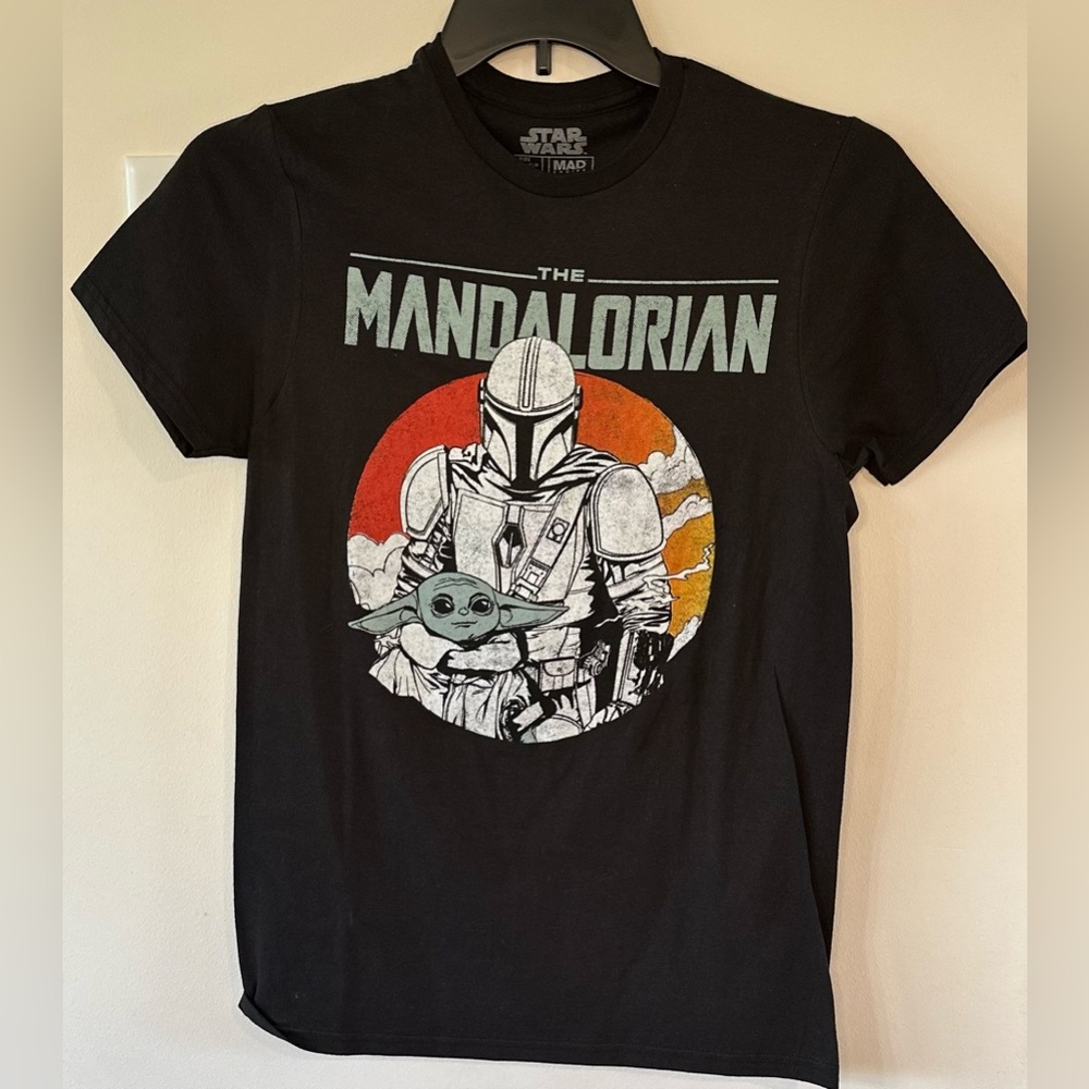 Star Wars Men’s The Mandalorian Black Graphic Tshirt NWT Size Small